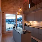 Sommarbukt Tind - Luxury Fjord Near Nyaraló *