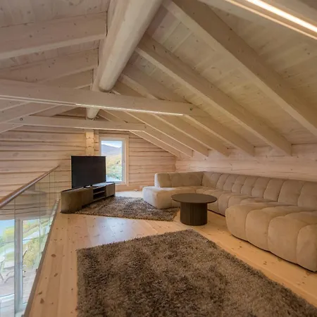 Davvi Tind - Highest Chalet, Widest Fjord Panorama, Lyngen Alps, 6 Guests